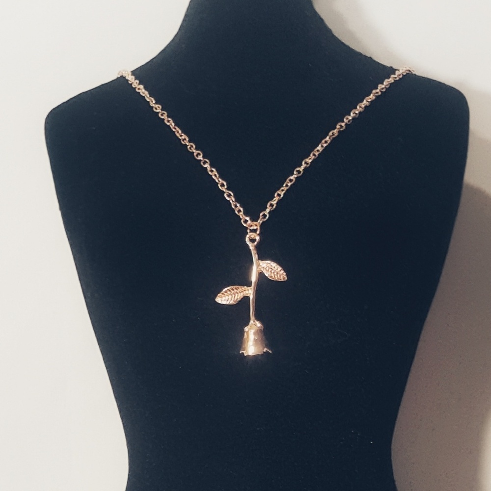 5 / 50% off NWOT Gorgeous Rose gold rose necklace - Picture 2 of 3